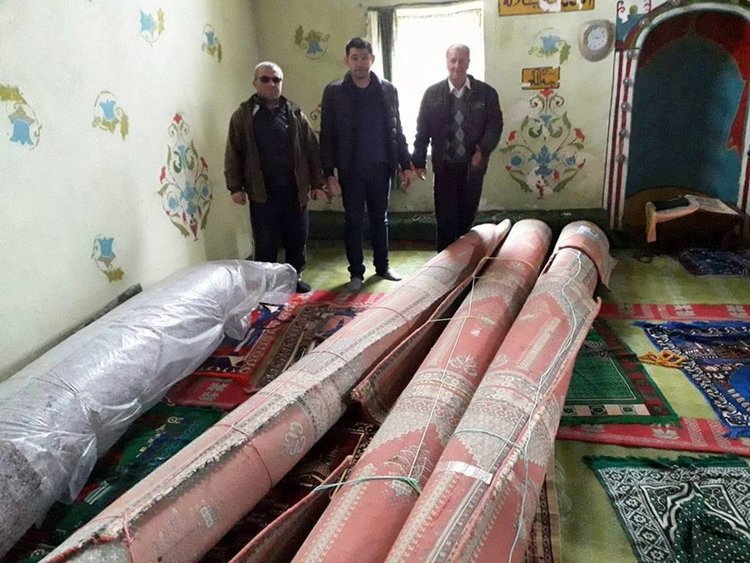 Сдружение „Vefa“ дари нови молитвени килими на джамиите в Шумнатица, Дядовско и Прогрес
