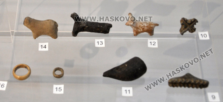 костни пръстени и фигури от  от неолита
