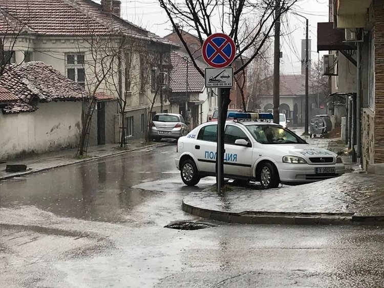 Полицията проверява в нарушение ли е паркирана патрулка в Хасково
