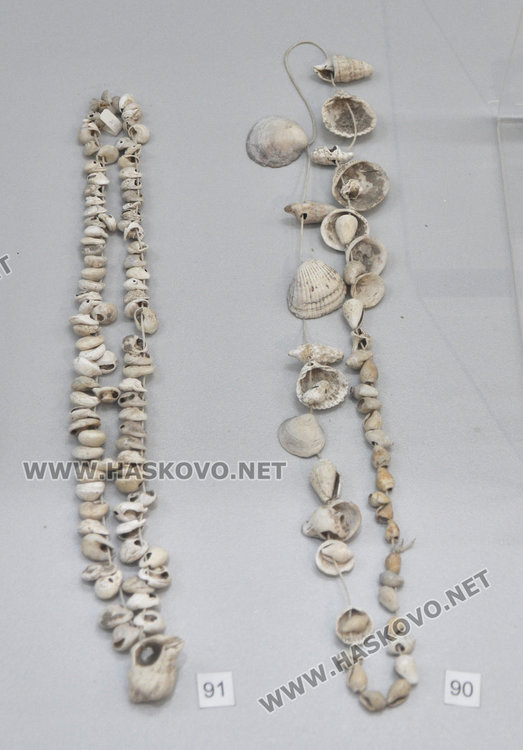 Гердани от необработени  миди от каменно-медната епоха. Възможно е мидите да са събирани край днешно Хасково, чиято територия е била море