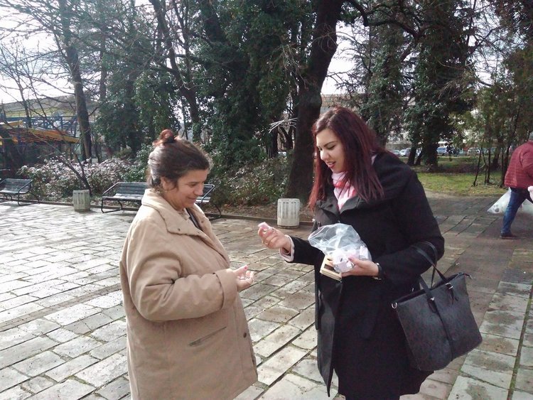 Младежи от ГЕРБ раздават в Кърджали ключодържатели-валентинки, могат да отключват любими сърца