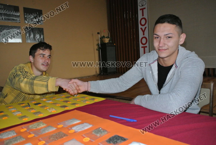 Победителят Ивайло Христозов /вдясно/ получава поздравления от съперник