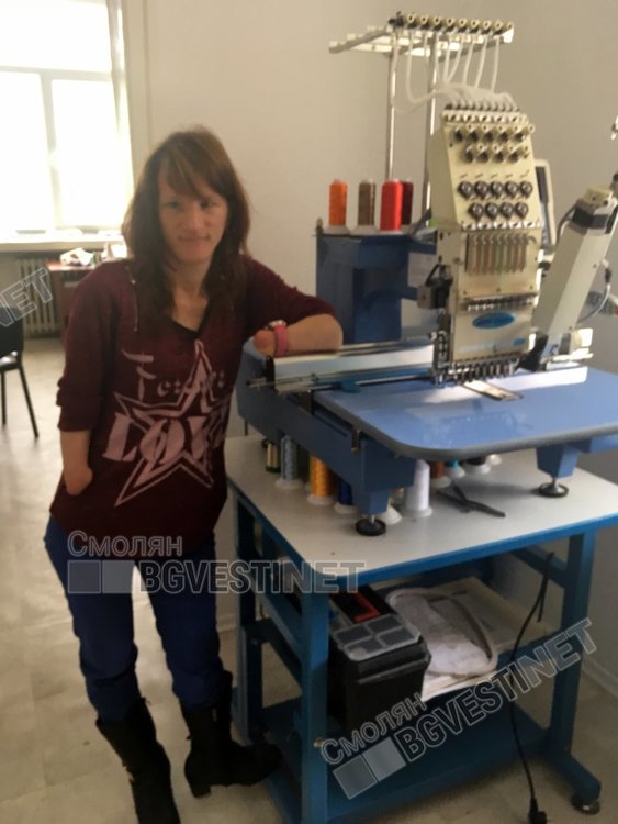 Мел показва машината и се снима до нея без грам суета, не се замисли как изглежда и дали е във вид "за по телевизията"