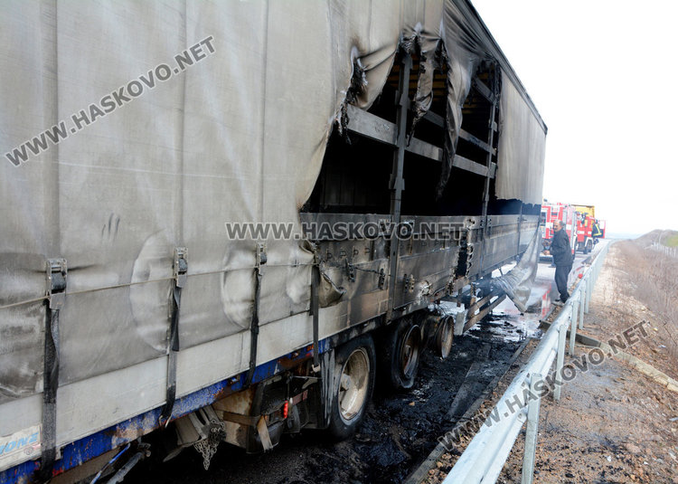 Тир пламна на магистралата, блокирали му спирачките