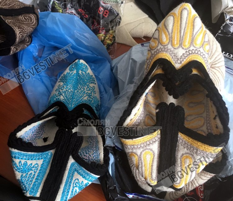 Дамските модели на родопски терлици, ушити от жената без ръце и избродирани от нея на машина