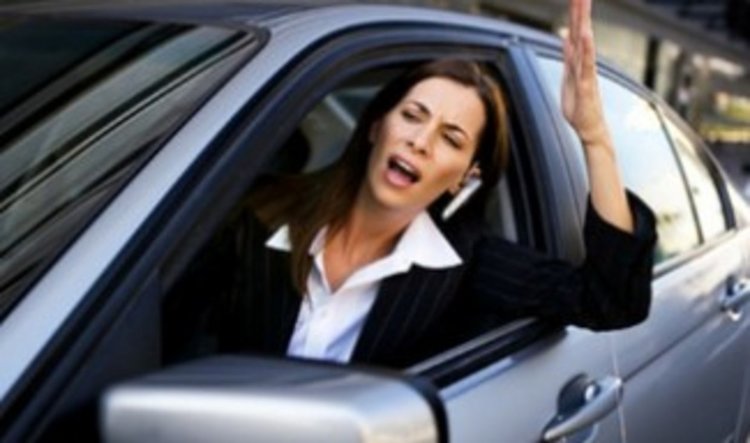 Буйна кърджалийка вади нож на мъж при свада на бензиностанция