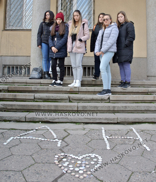 Съученици на Никол и Даяна искат справедлив процес за смъртта им