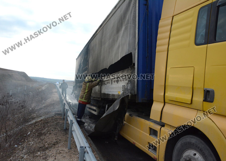 Тир пламна на магистралата, блокирали му спирачките