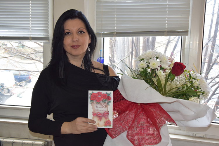 Дамите от Ардино с цветя от половинките си за Деня на влюбените