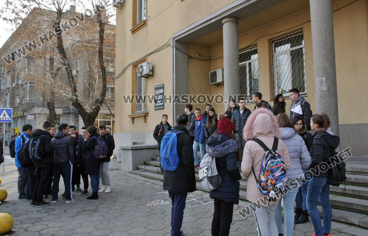 Съученици на Никол и Даяна искат справедлив процес за смъртта им