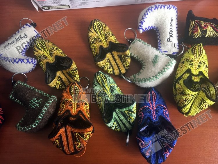 Малките терлички за сувенир имат бродерия и нагърба