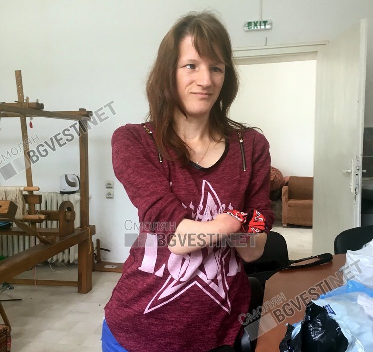 Мел показва малките терлички, които са сътворени от нея и струват само 3 лева
