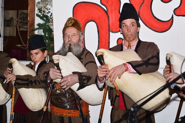 "100 каба гайди", хора и забава с клуб "Зевзек" на пустовете в Райково 