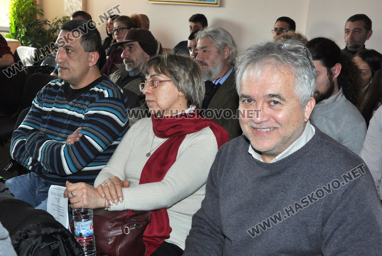 Доц. Георги Нехризов извършва разкопки в местността Глухите камъни