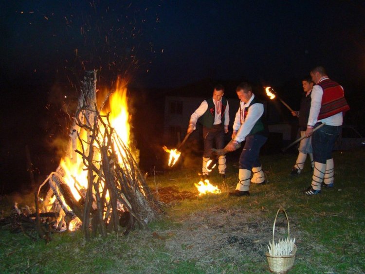 На Сирни Заговезни: Чавги в Бряст, Оратник в Крепост