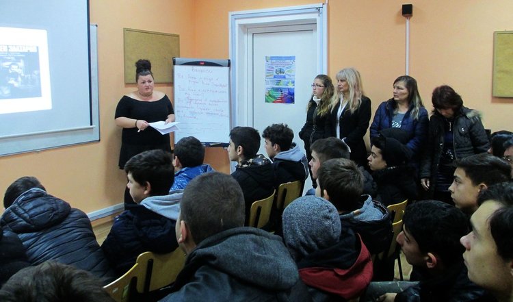 Професионалната гимназия "Проф.д-р Асен Златаров" чества своя патрон днес