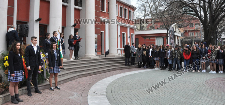 Езиковата почете патрона си, единадесетокласник става ученик на годината