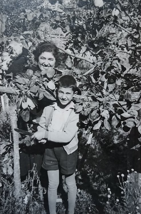 Баба и малкият й син Иван