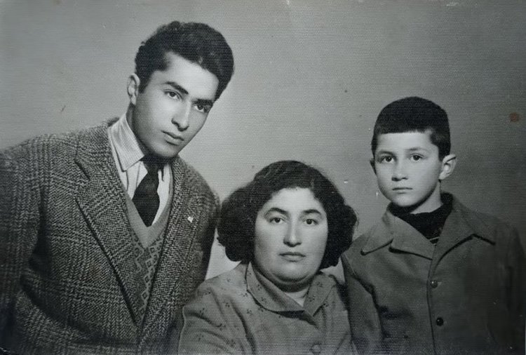 Двамата й сина Кирил (вляво) и Иван