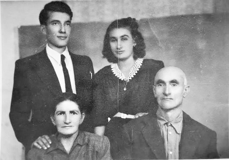 Майка й, баща й, брат й и съпругата му Шинорик