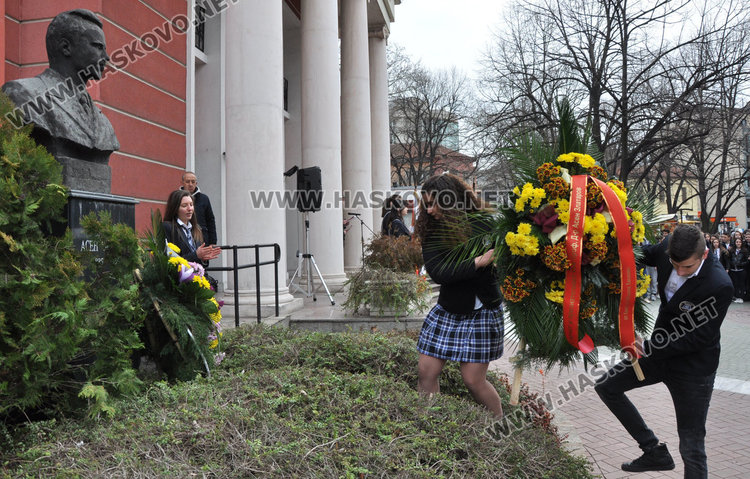 Езиковата почете патрона си, единадесетокласник става ученик на годината