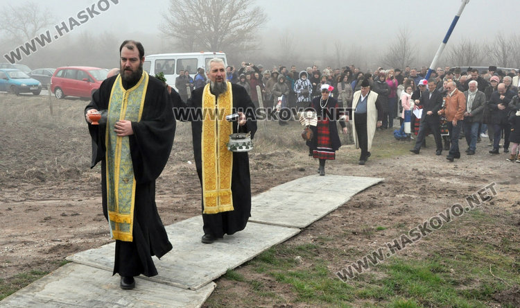 Посланици, дипломати и бизнесмени зарязаха лозята край Баните
