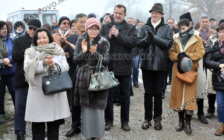 Посланици, дипломати и бизнесмени зарязаха лозята край Баните