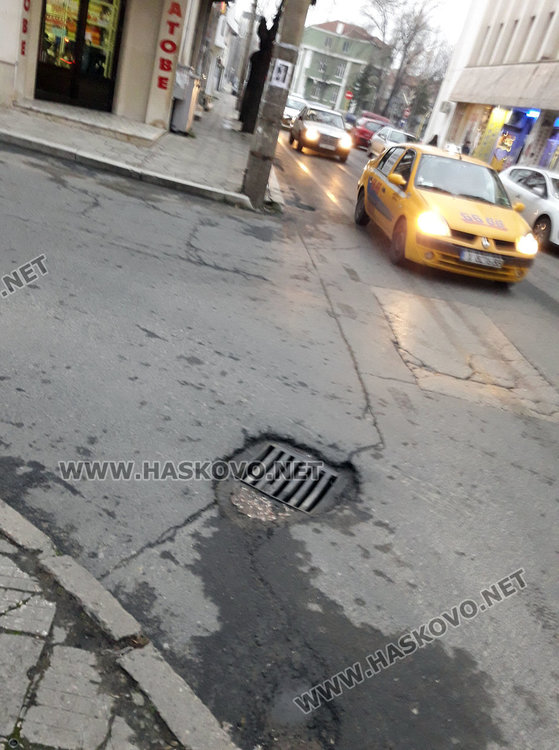 Стълбище превзе тротоар в центъра, глобяват собствениците