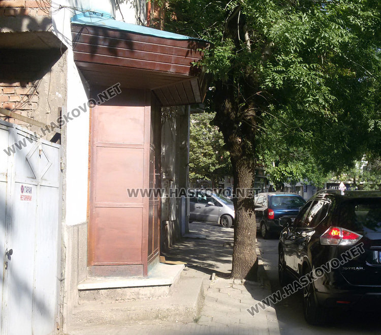 Стълбище превзе тротоар в центъра, глобяват собствениците