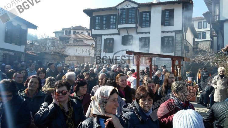 Публиката е многобройна и доволна, а организаторите са се погрижили всички да пийнат и хапнат добре 