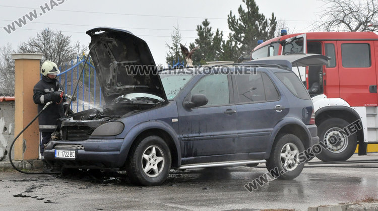Джип Мерцедес пламна в движение на Кърджалийска