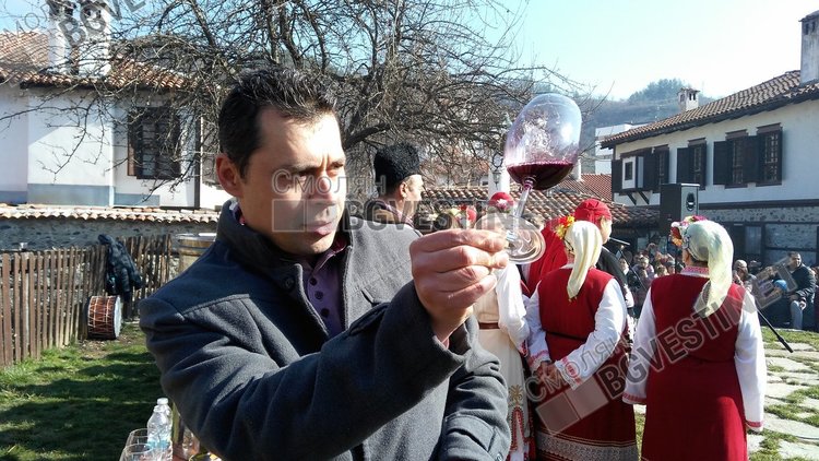 Сомелиерът пийва и оценява безпристрастно местните производители