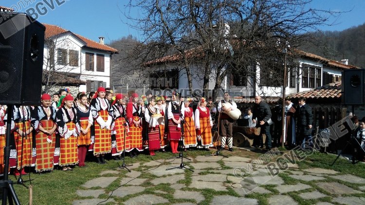 Местните самодейци са ненадминати в песните и хората, както и в създаването на непринудена атмосмосфера