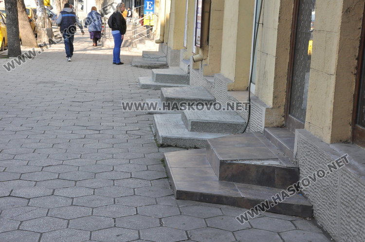 Стълбище превзе тротоар в центъра, глобяват собствениците