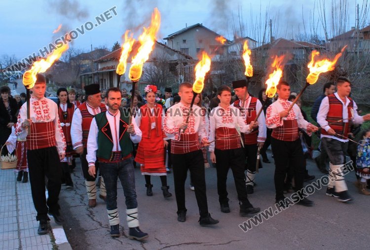 Шествие с факли и музика тръгна от центъра на Бряст и стигна до двора на храма