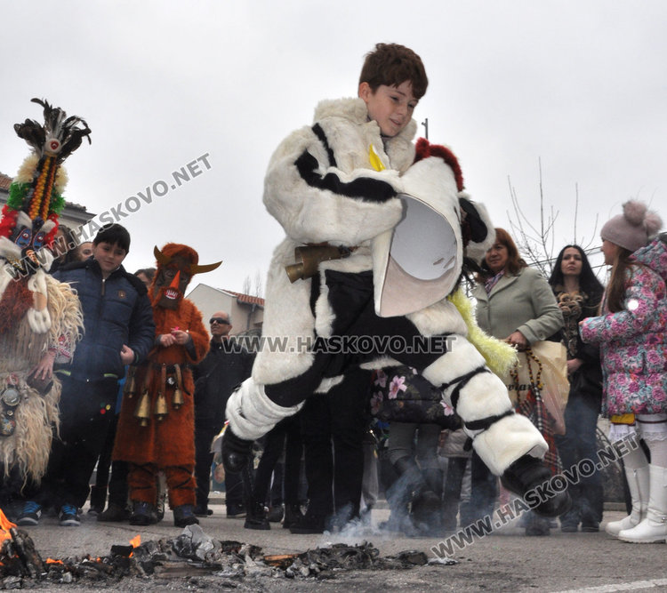 Страшилища гониха зимата и злите сили в училище „Св. Климент“