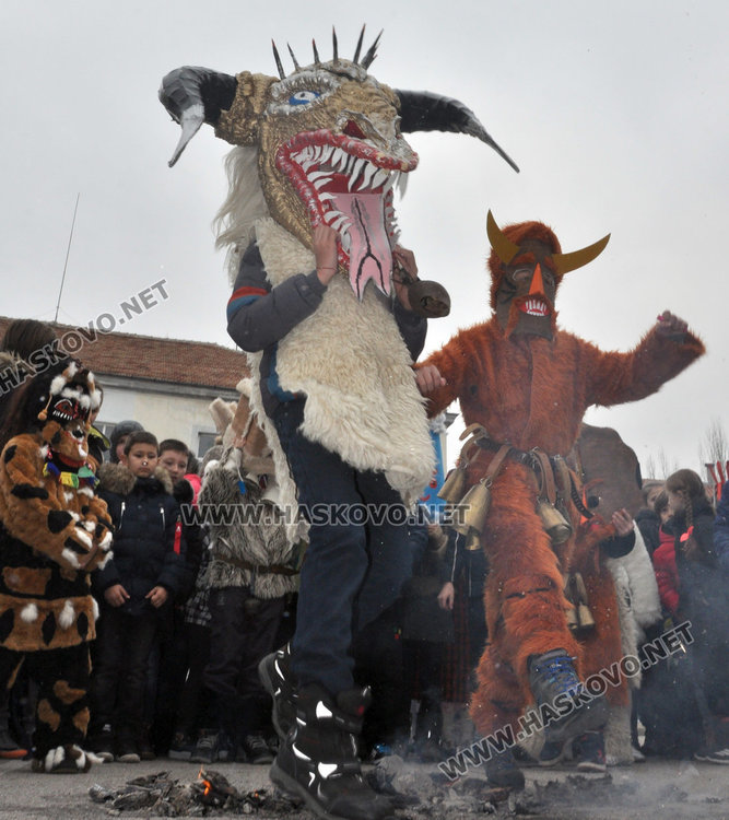 Страшилища гониха зимата и злите сили в училище „Св. Климент“