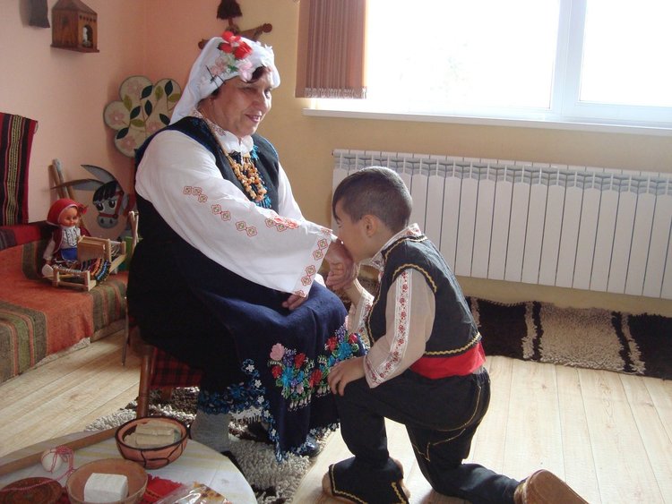 Димитровградски деца пресъздадоха характерните за Сирни Заговезни обичаи