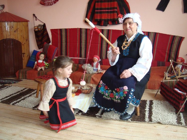 Димитровградски деца пресъздадоха характерните за Сирни Заговезни обичаи