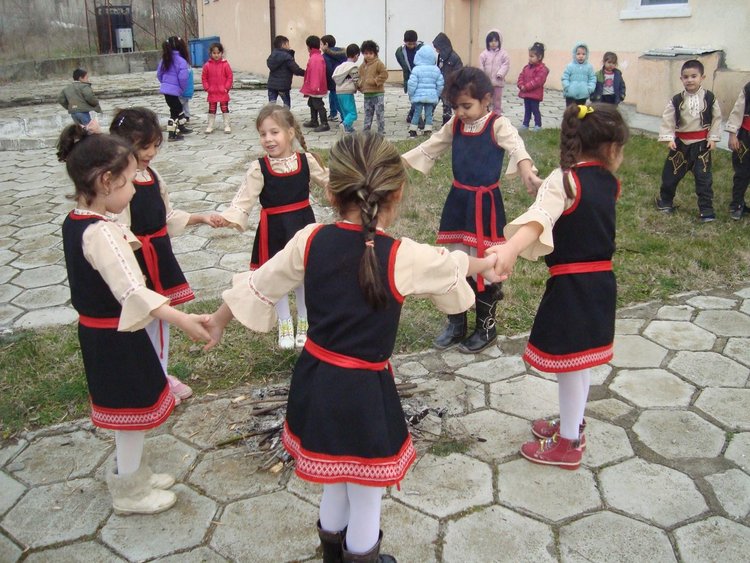 Димитровградски деца пресъздадоха характерните за Сирни Заговезни обичаи