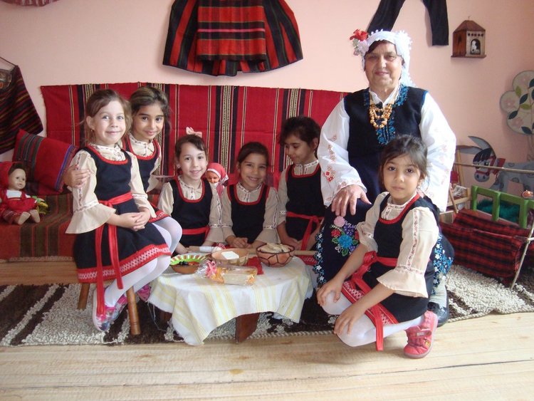 Димитровградски деца пресъздадоха характерните за Сирни Заговезни обичаи