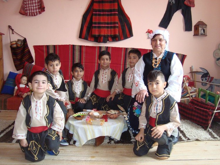 Димитровградски деца пресъздадоха характерните за Сирни Заговезни обичаи