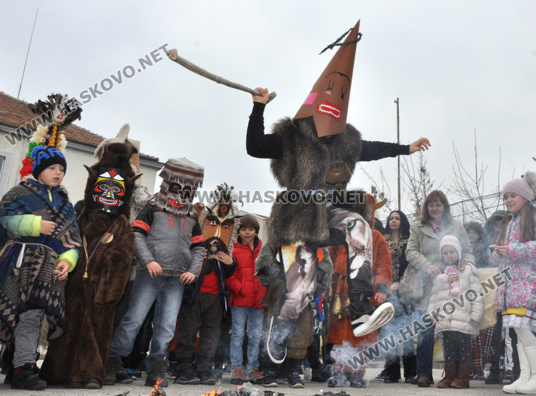 Страшилища гониха зимата и злите сили в училище „Св. Климент“