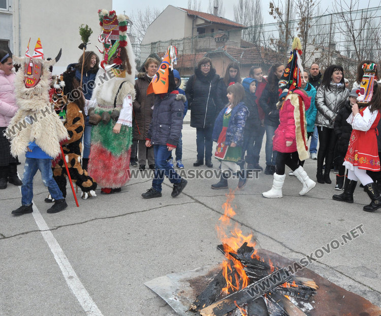 Страшилища гониха зимата и злите сили в училище „Св. Климент“