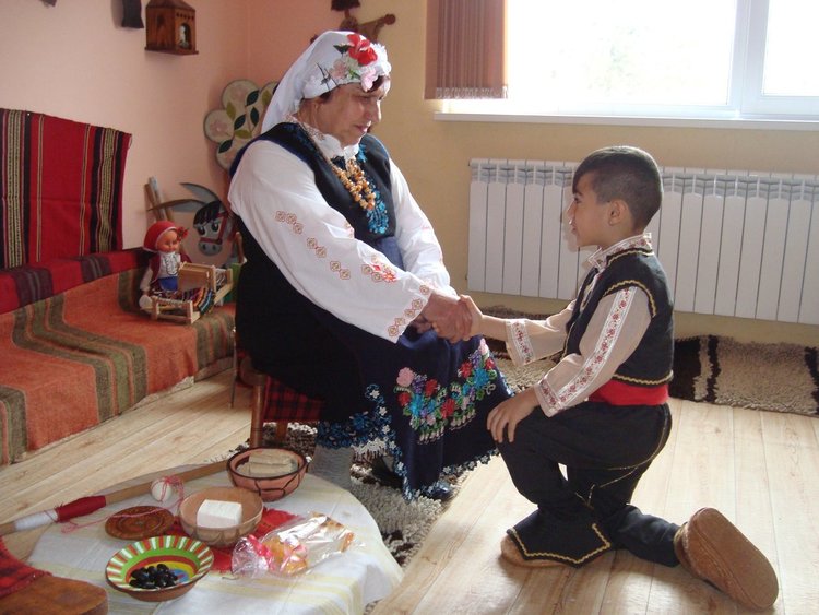Димитровградски деца пресъздадоха характерните за Сирни Заговезни обичаи