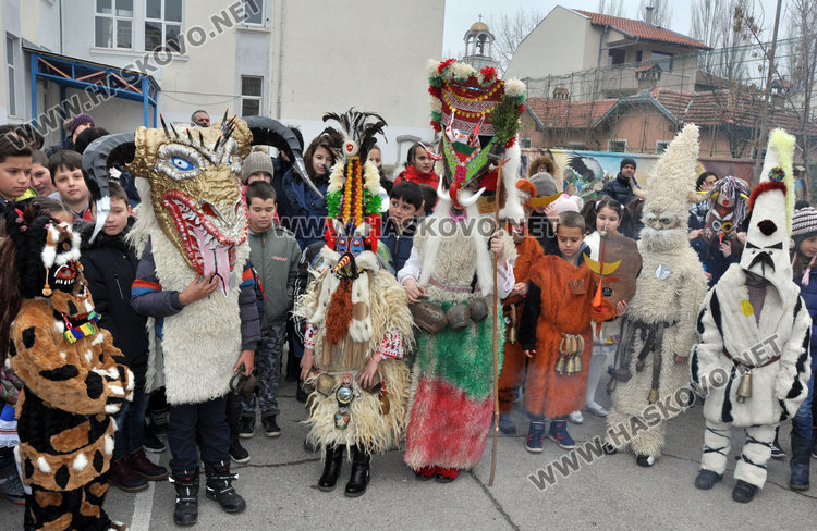 Страшилища гониха зимата и злите сили в училище „Св. Климент“