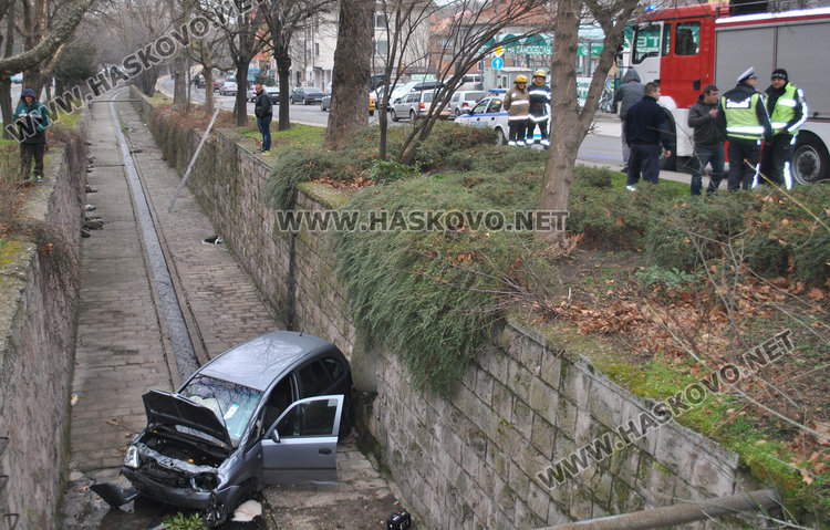 Бивш депутат засякъл с Мерцедеса си падналия в реката Опел