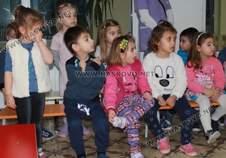 Делото на Левски почетоха децата от градините "Пролет" и "Радост"