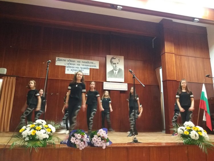 Отличиха бившите учители на СУ „Златаров“ 