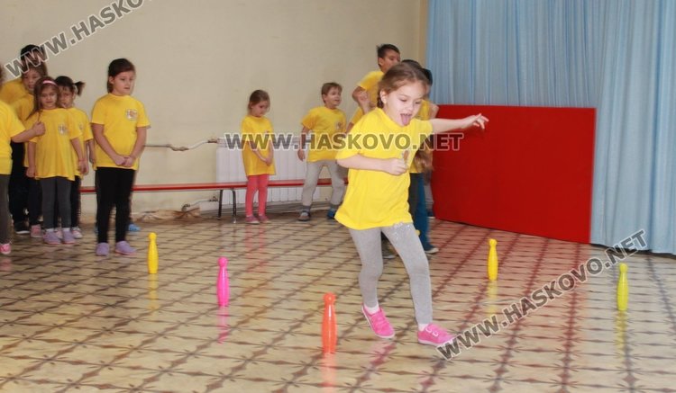 Делото на Левски почетоха децата от градините "Пролет" и "Радост"